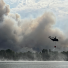 Ein Löschhubschrauber ist wegen des Waldbrandes bei Treuenbrietzen im Einsatz und hat Wasser am Seddiner See geholt.