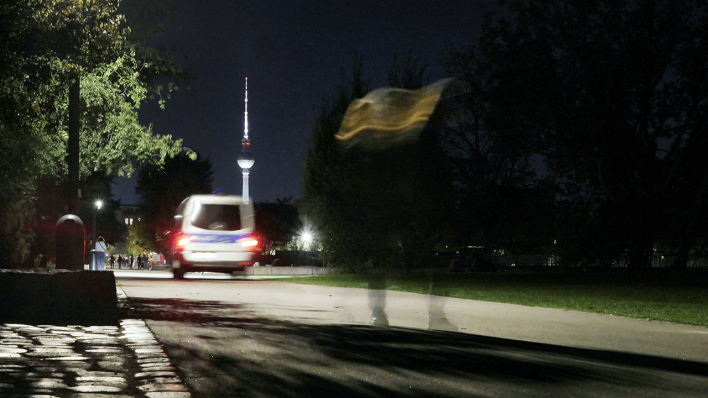 Ein Polizeiwagen kontrolliert im Mauerpark in Berlin © imago images/Sabine Gudath