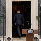 Boris Johnson nach seiner Rücktrittserklärung als Parteichef © AP Photo/Alberto Pezzali