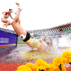 Frauen, 3.000 Meter Hindernis: Lea Meyer aus Deutschland stürzt ins Wasser © Martin Rickett/PA Wire/dpa