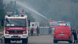 Feuerwehrleute bekämpfen die Waldbrände mit Löschfahrzeugen in der Waldbrandregion Elbe-Elster © dpa/Sebastian Willnow