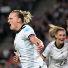 Deutschlands Alexandra Popp (l) bejubelt ihr Tor zum 1:0 gegen Frankreich