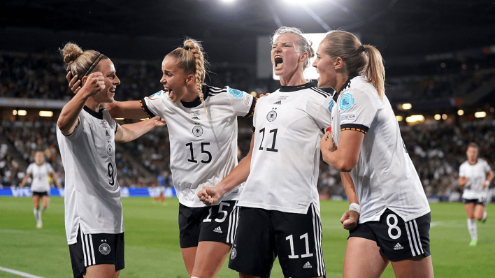 Kapitänin Alexandra Popp (11) jubelt mit ihren Spielerinnen über ihr erstes Tor gegen Frankreich im Halbfinale © Nick Potts/PA via AP