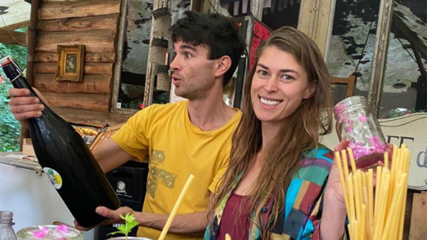 Joni und Alexis an der Bakterien-Bar der Essbaren Alchemie
