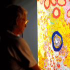 Besucher vor dem Gemälde Minyipuru 2015, der Martumili Künstlerin Mulyatingki Marney