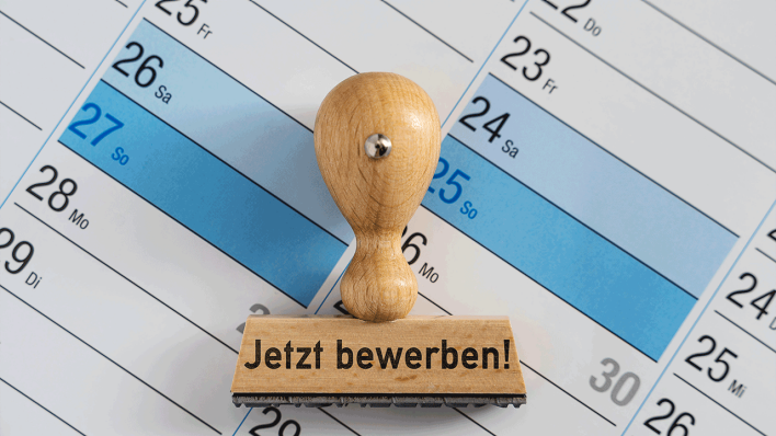 Ein Stempel mit der Aufschrift "Jetzt bewerben" @ IMAGO / Bihlmayerfotografie
