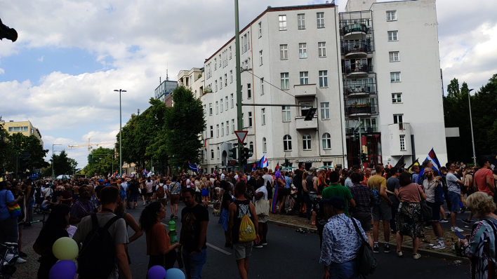 Der CSD-Zug zieht am Cafe Ulrichs vorbei, wo radioeins vom CSD berichtet © radioeins/V. Witzki