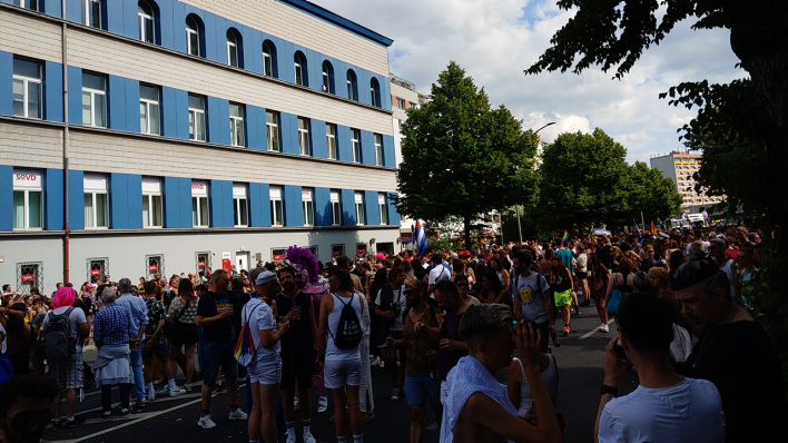 Der CSD-Zug zieht am Cafe Ulrichs vorbei, wo radioeins vom CSD berichtet © radioeins/V. Witzki