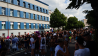 Der CSD-Zug zieht am Cafe Ulrichs vorbei, wo radioeins vom CSD berichtet © radioeins/V. Witzki