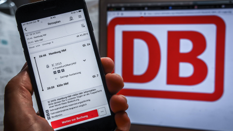 Ein Smartphone zeigt die DB-Navigator App an © imago images/Rüdiger Wölk