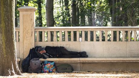 Ein Obdachloser schläft auf einen Bank beim Tiergarten in Berlin © imago images/Emmanuele Contini