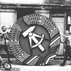 Tunten rollen DDR-Emblem über die Mainzer Straße, 1990 © Michael Oesterreich