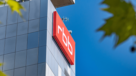Das rbb-Logo am Fernsehzentrum in der Masurenallee in Berlin © imago images/Jürgen Ritter