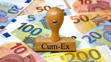 Ein Stempel mit der Aufschrift "Cum-Ex" steht auf Geldscheinen © imago images/Steinach