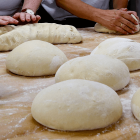 Brote werden in einer Bäckerei geknetet © IMAGO/localpic