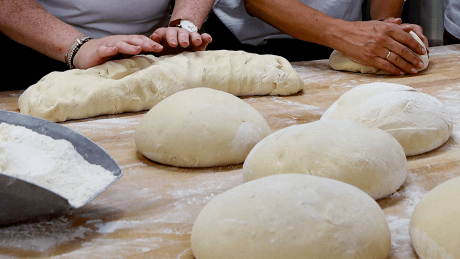 Brote werden in einer Bäckerei geknetet © IMAGO/localpic