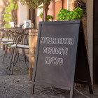 Aufsteller vor einem Café mit der Aufschrift: "Mitarbeiter gesucht M/W/D" © IMAGO/Bihlmayerfotografie