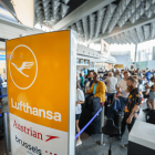Reisende warten am Frankfurter Flughafen in der Mittagszeit an den Umbuchungs-Schaltern der Lufthansa © dpa/Frank Rumpenhorst