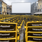Hunderte von gelben Stühlen stehen auf der Piazza Grande anlässlich des Internationalen Filmfestivals in Locarno © Urs Flueeler/KEYSTONE/dpa