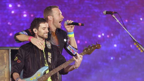 Coldplay: Chris Martin umarmt Guy Berryman, den Bassisten der Band, auf der Bühne © Suzan Moore/PA Wire/dpa