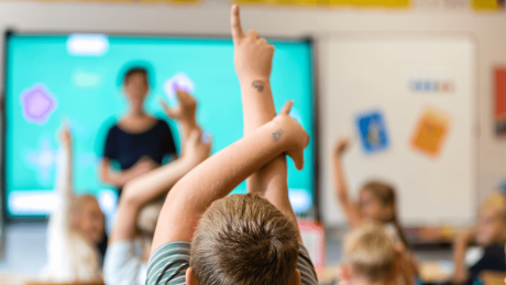 Kinder sitzen am ersten Schultag nach den Sommerferien in ihrem Klassenraum © dpa/Frank Hammerschmidt