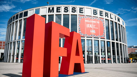 Schriftzug der Internationalen Funkausstellung (IFA) steht vor der Messe Berlin © dpa/Fabian Sommer
