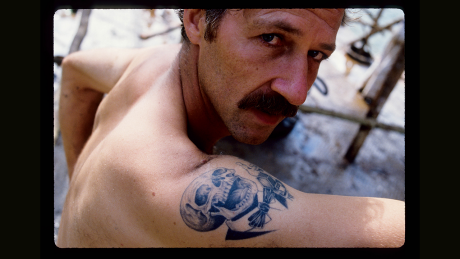 Herzog mit Tattoo von Ed Hardy (Fitzcarraldo)