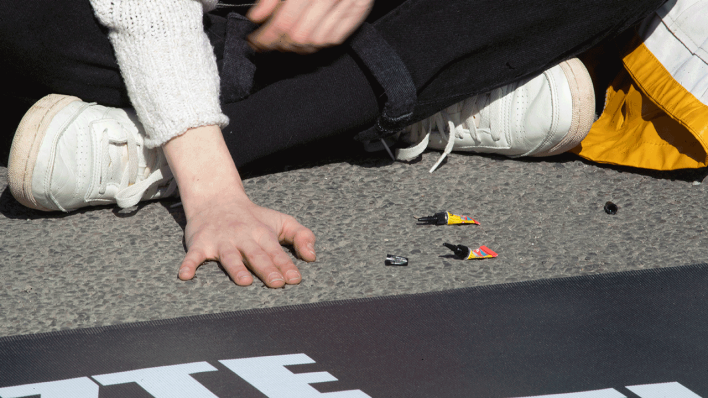 Protestaktion: Aktivisten der "Letzten Generation" kleben sich immer wieder auf Straßen fest – hier im März 2022 vor dem Brandenburger Tor in Berlin.