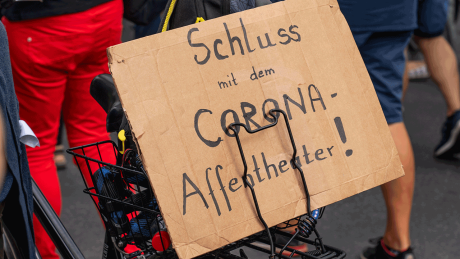 Querdenker, Coronaleugner und Pegida-Anhänger demonstrierten am 01.08.2022 in Berlin-Mitte