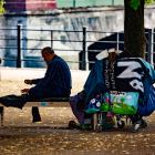 Ein Obdachloser sucht in Berlin Schutz vor der Hitze im Schatten eines Baumes. (Bild: IMAGO / Emmanuele Contini)