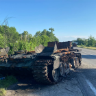 Ein zerstörter Panzer am Straßenrand in der Ukraine © Dimitry Bär