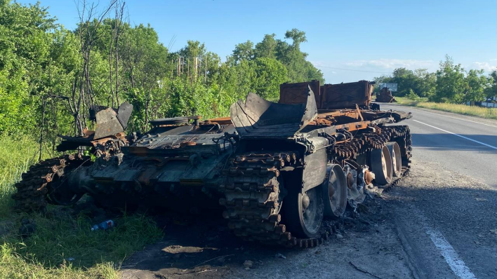 Ein zerstörter Panzer am Straßenrand in der Ukraine © Dimitry Bär