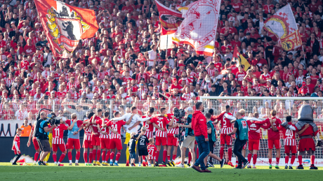 Spieler und Maskottchen Ritter Keule von Union Berlin bedanken sich bei den Fans © dpa/Andreas Gora