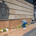 Vor der Britischen Botschaft in Berlin werden nach dem Tod der Queen Elizabeth II. Blumen und Kerzen niedergelegt © dpa/Christophe Gateau