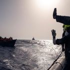 Crew-Mitglieder des Rettungsschiffes "Humanity 1" der Organisation SOS Humanity retten Menschen aus einem überfüllten Boot (Aufnahme vom 9.9.2022)
