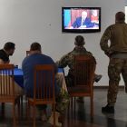 Mehrere Personen verfolgen die Fernsehansprache von Wladimir Putin © imago images/SNA