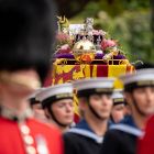 The Royal Navy trägt den Sarg der Queen