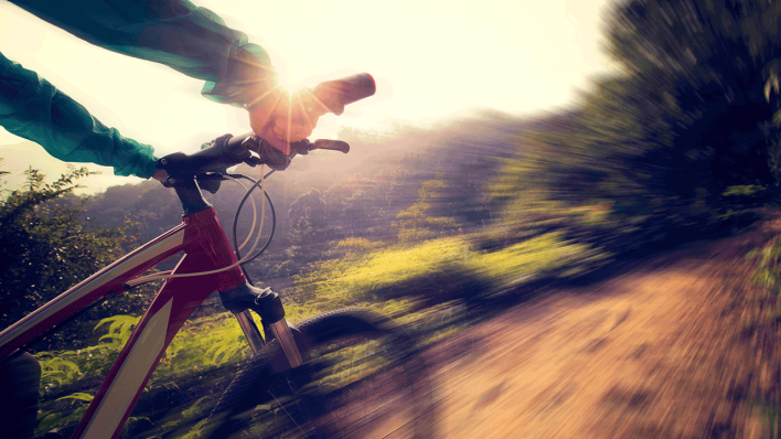 Eine Frau auf einem Mountainbike