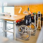 Ein Rollstuhl steht an einem Arbeitsplatz der Lebenshilfe Werkstätten gGmbH