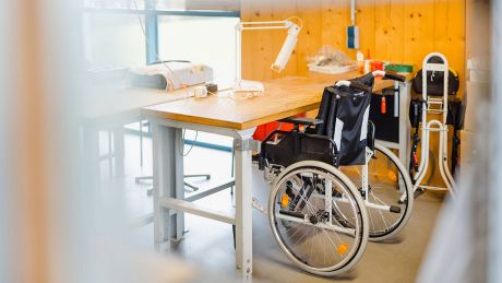 Ein Rollstuhl steht an einem Arbeitsplatz der Lebenshilfe Werkstätten gGmbH