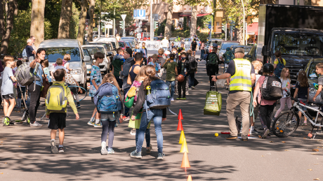 Auf einer für den Auto- und Radverkehr gesperrten Straße sind zahlreiche Kinder unterwegs © imago images/Stefan Zeitz