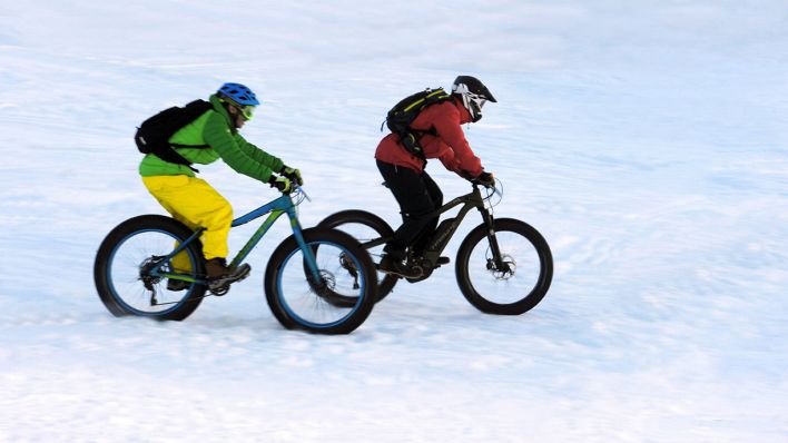 Zwei Radfahrer auf Fatbikes