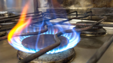 Flamme auf einem Gasherd flackert © imago images/Action Pictures
