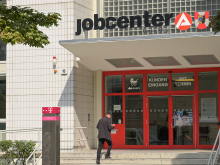 Eingang zum Jobcenter in Berlin-Mitte © imago images/Schöning