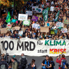 Teilnehmer*innen demonstrieren am 23.09.2022 beim globalen Klimastreik in Berlin © imago images/Jochen Eckel