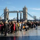 Menschen stehen an, um sich von der Queen zu verabschieden. (Bild: IMAGO / Cover-Images)