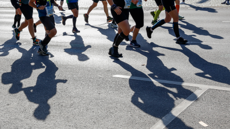 Läufer*innen nehmen am Berlin-Marathon teil (Archivbild) © imago images/NurPhoto