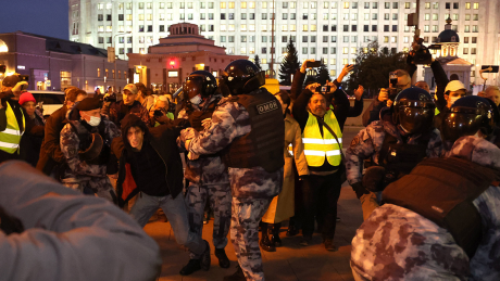 Polizisten überwältigen am 21.09.2022 Teilnehmer einer Protestaktion in Moskau © imago images/Itar-Tass
