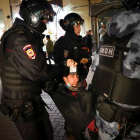 Polizisten tragen am 21.09.2022 einen Demonstranten während einer Demonstration gegen die Mobilisierung in Moskau weg, der einen Ausweis in der Hand hält © AP/Alexander Zemlianichenko