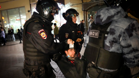 Polizisten tragen am 21.09.2022 einen Demonstranten während einer Demonstration gegen die Mobilisierung in Moskau weg, der einen Ausweis in der Hand hält © AP/Alexander Zemlianichenko
